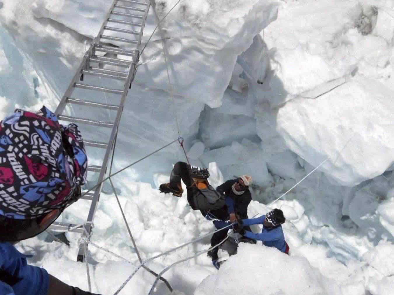 Turisti e loro attività contribuiscono al disgelo del ghiacciaio sull’Everest, con dati sorprendenti sull’urina