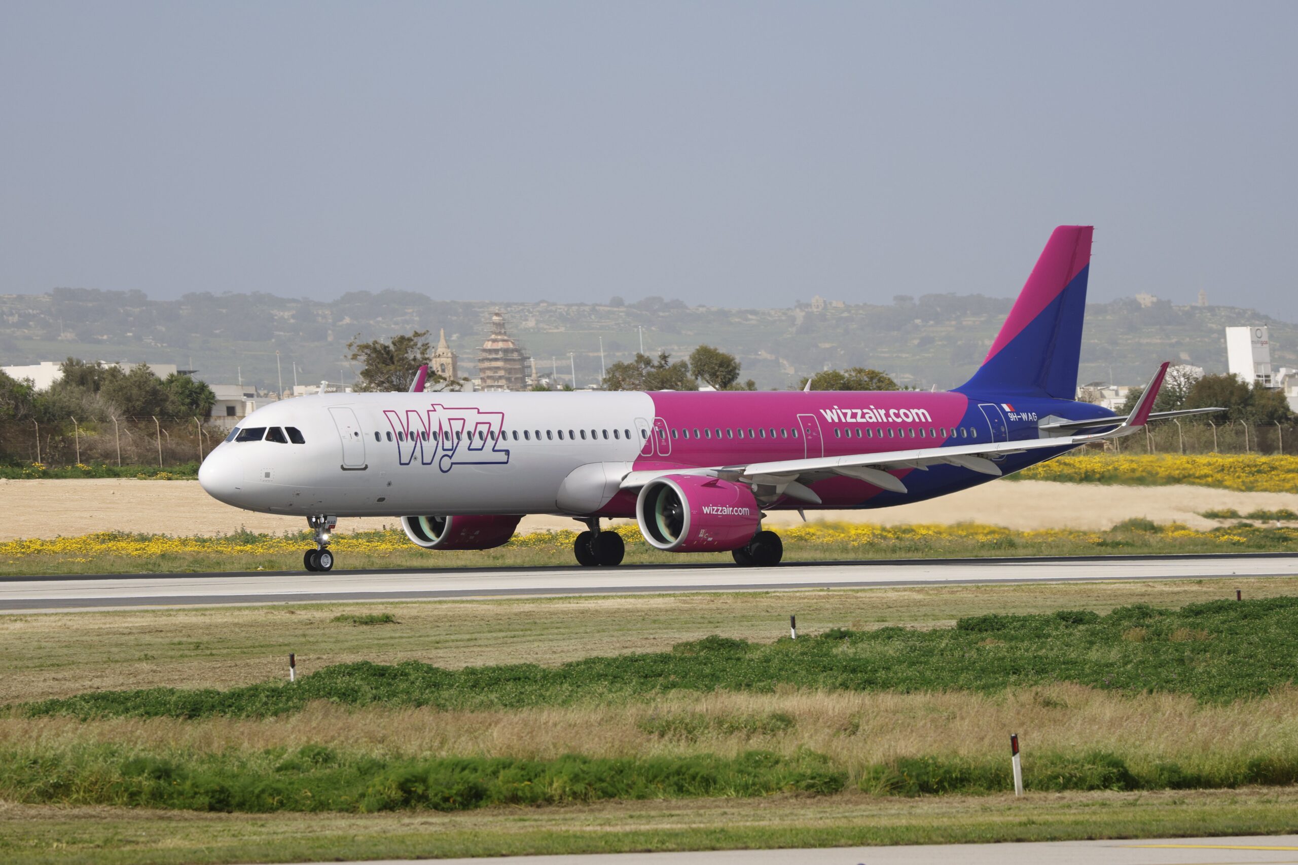 Un uomo e la moglie si imbarcano con un bagaglio a bordo, ma vengono addebitati 75 euro extra da Wizz Air nonostante aver pagato la tariffa Priority