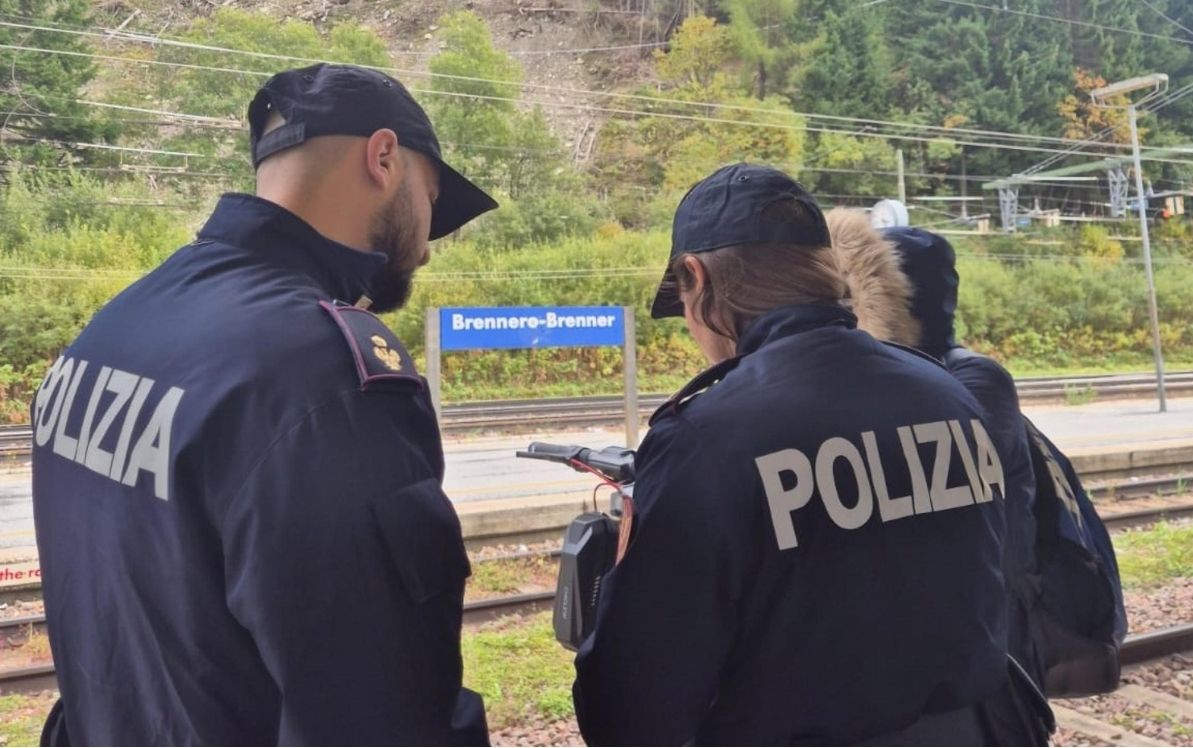 Polizia di Bolzano in un intervento di recupero di sette cani morti dopo maltrattamenti