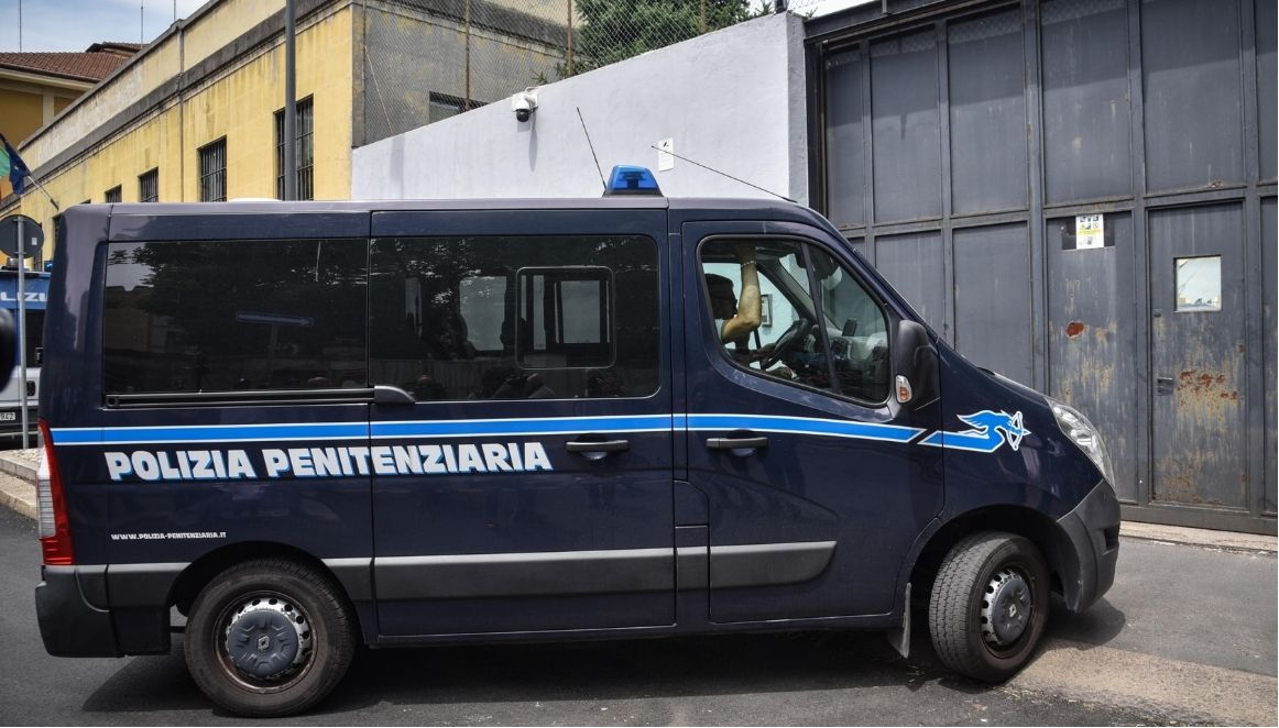 Un mezzo della polizia penitenziaria prima del processo Doppia Curva