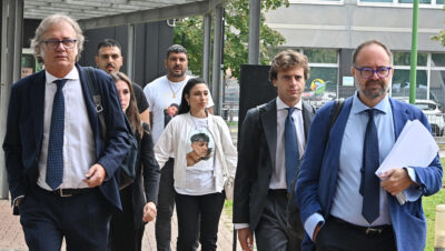 L'udienza parte con due polemiche