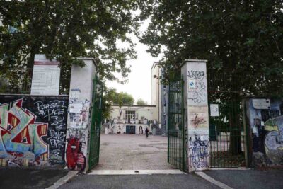 Prof accoltellata da uno studente 13enne a scuola a Roma
