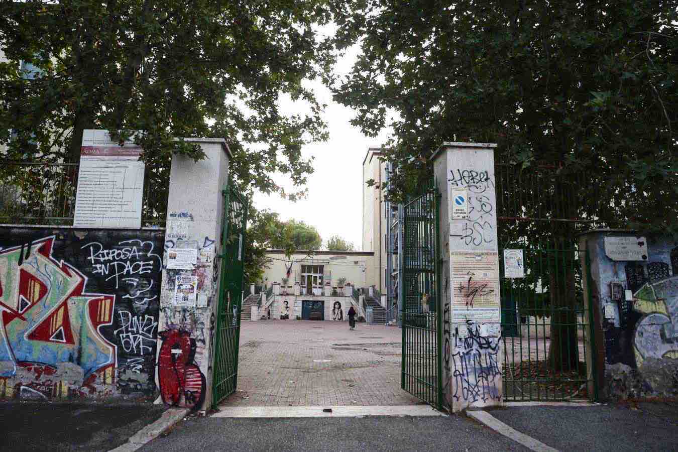 Prof accoltellata da uno studente 13enne a scuola a Roma