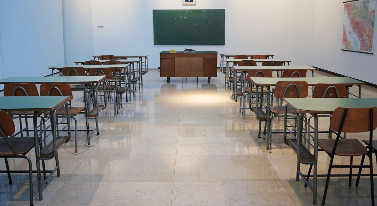 Una docente di Benevento riceve una nomina per una supplenza a 127 km da casa a causa di un errore nei punteggi, rischiando di non lavorare per due anni