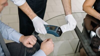 Al momento del conto, il cliente scopre la voce non autorizzata "Mancia Pos"