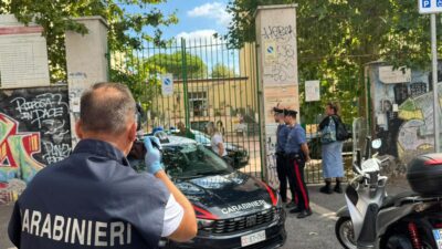 La professoressa accoltellata alla scuola media Verga ha 66 anni