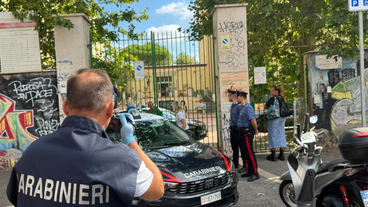 La professoressa accoltellata alla scuola media Verga ha 66 anni
