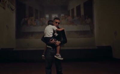 Sfera Ebbasta davanti al Cenacolo per il video del brano Lontano