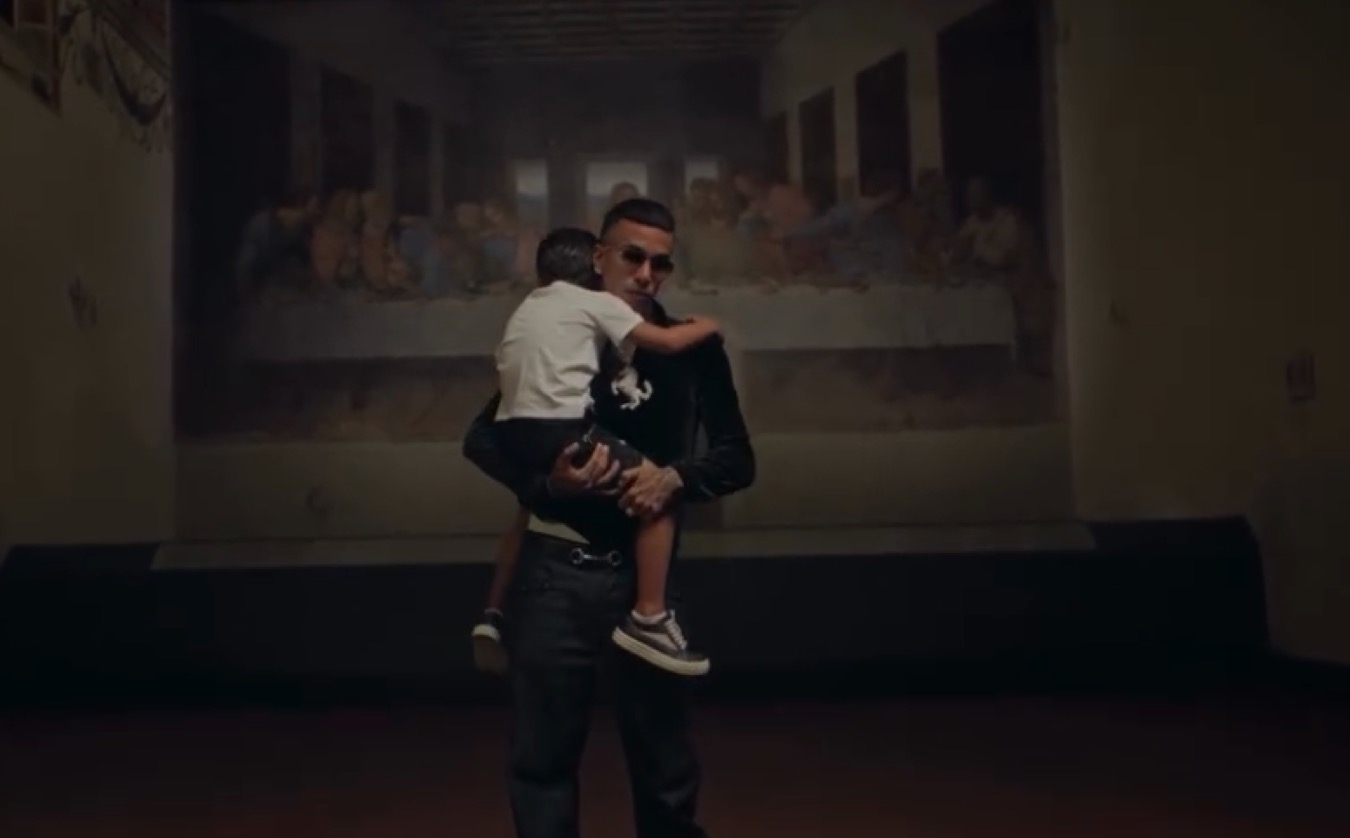 Sfera Ebbasta davanti al Cenacolo per il video del brano Lontano