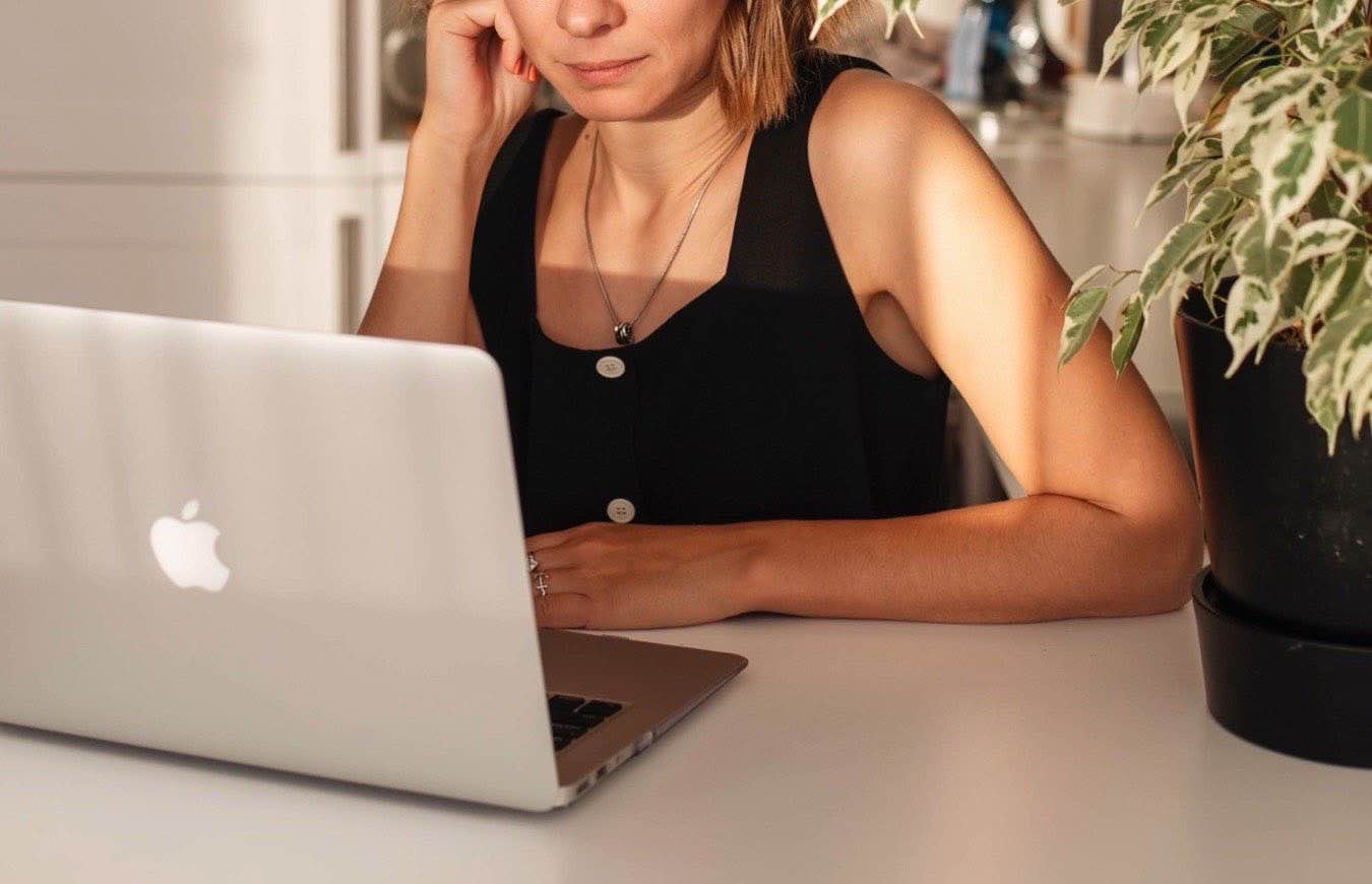 Donna al computer