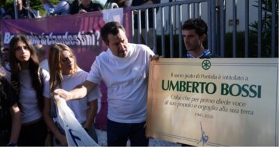 La targa dedicata al fondatore della Lega Umberto Bossi a Pontida