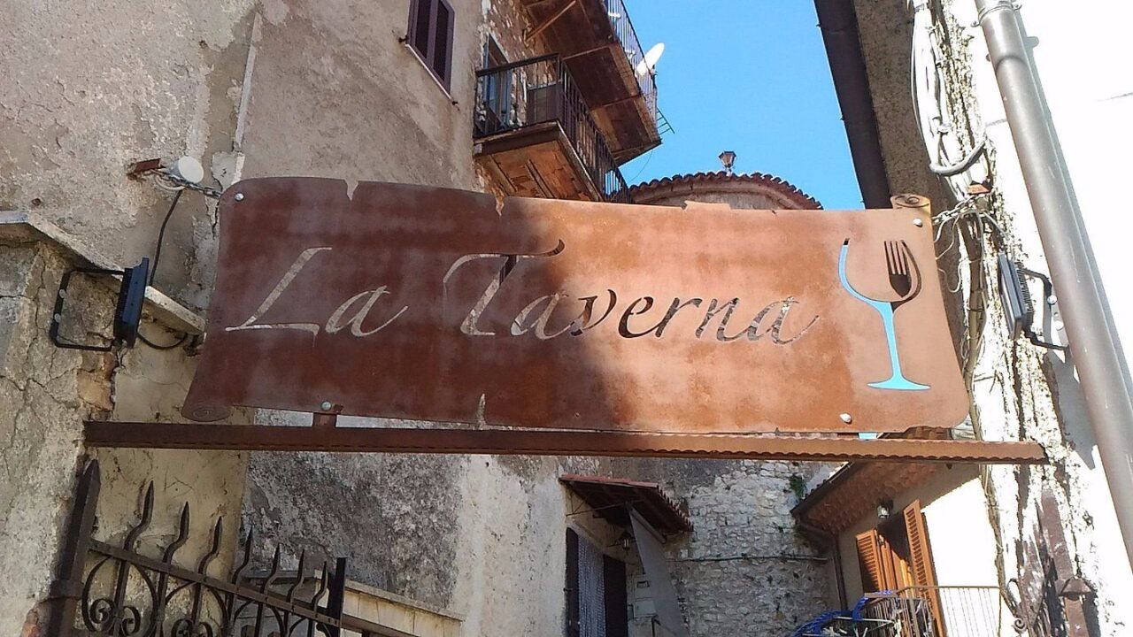 L'insegna de "La Taverna", il ristorante di Laura Cianfoni