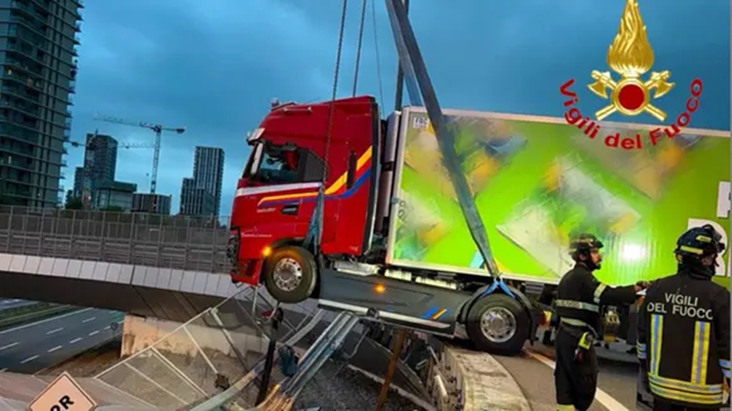 tir sospeso guard rail milano