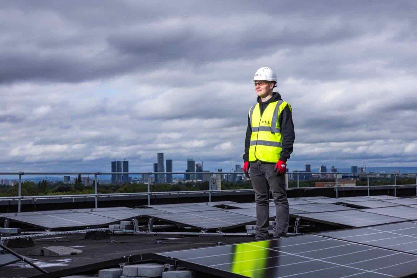 Lavoratori tecnici in un impianto di pompe di calore, con attrezzature e strumenti di misurazione, in un'area industriale