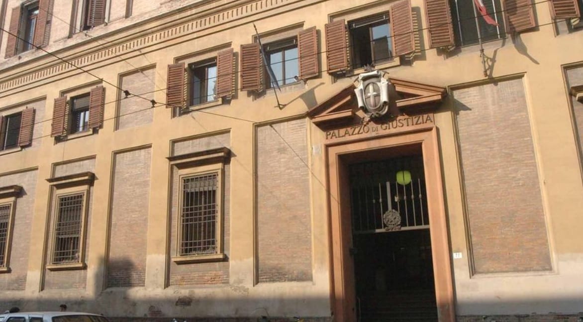Il figlio contesta il tribunale del padre