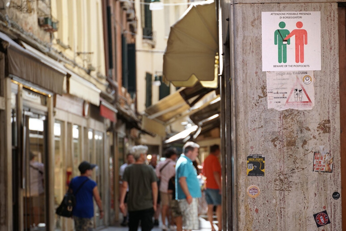 veneziana borseggiatrice picchiata