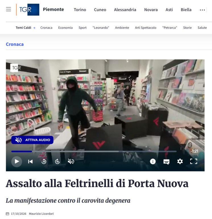 Fotogramma del video del TGR Piemonte con un ragazzo in felpa verde e volto coperto che rovescia un espositore nella Feltrinelli di Porta Nuova