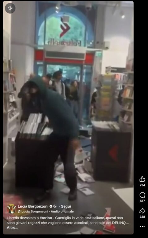 Fotogramma del video girato dall’interno della Feltrinelli, con il ragazzo in felpa verde e la porta della libreria alle sue spalle
