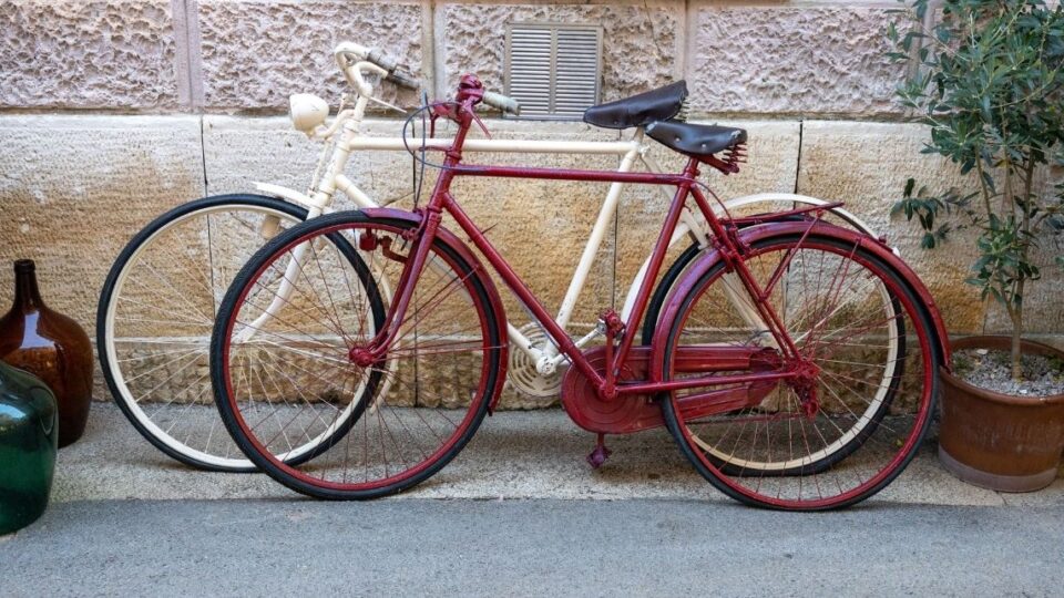 Biciclette parcheggiate in un cortile comune