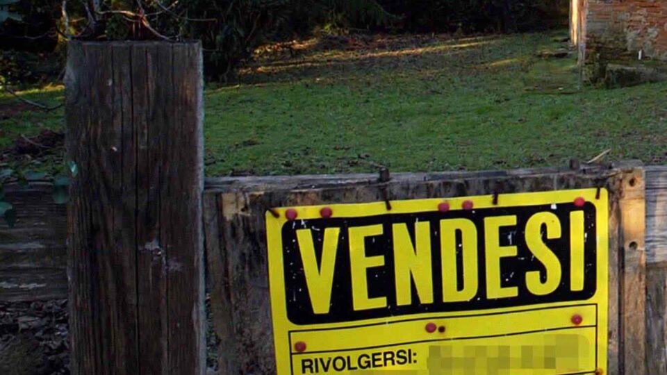 cartello vendesi: in provincia di Genova appartamenti a zero euro