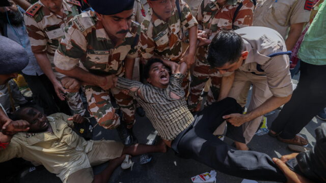 Delhi, i manifestanti chiedono dimissioni di Kumar