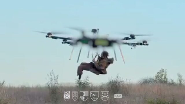 Dopo mesi in un rifugio, il soldato ucraino Kostiantyn Vlasenko può tornare a casa grazie a un drone