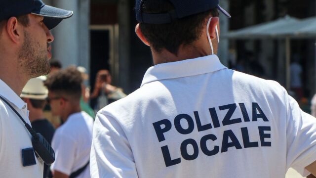 Un vigile finge di essere il padre biologico di una bambina disabile