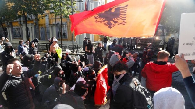 Studenti protestano a Tirana