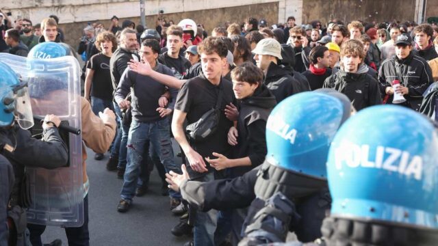 I manifestanti del Movimento 17 provano a passare il blocco della Polizia in Via degli Annibaldi. Roma, 24 ottobre 2026. ANSA/Emanuele Valeri