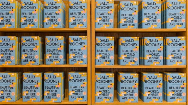 Scaffale libreria con romanzi Rooney