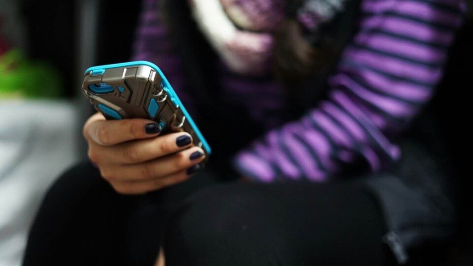 Adolescente con lo smartphone