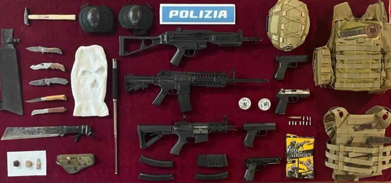 Dalle perquisizioni della Digos in 18 città dopo gli scontri del 17 e 18 ottobre, sequestrati cellulari, computer, armi soft air, munizioni da guerra, coltelli, manganelli telescopici, tirapugni, mazze, sfollagente, aste di alluminio, una balestra, taniche di plastica contenente benzina, indumenti per il travisamento, come passamontagna e scalda collo