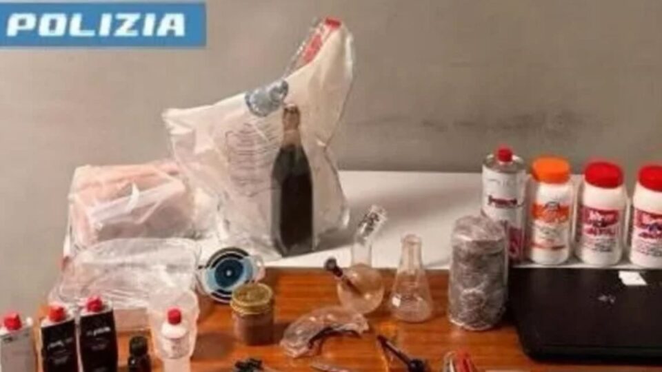 Nella camera un laboratorio per creare nuove droghe