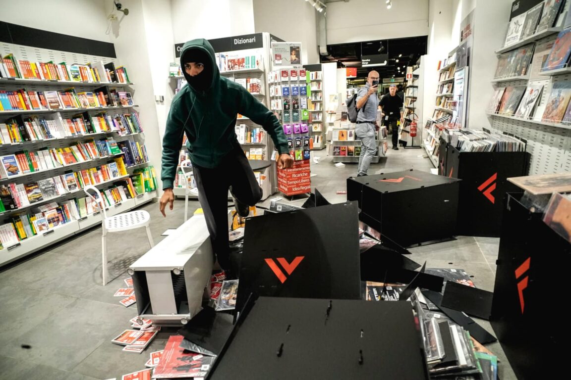 assalto feltrinelli proteste