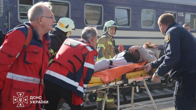Almeno 13 morti dopo l'attacco russo a un treno civile a Dnipro
