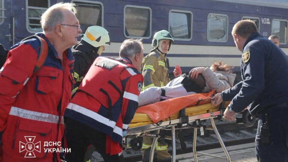 Almeno 13 morti dopo l'attacco russo a un treno civile a Dnipro