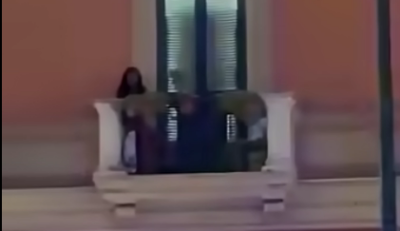 escort grida dal balcone per cercare aiuto