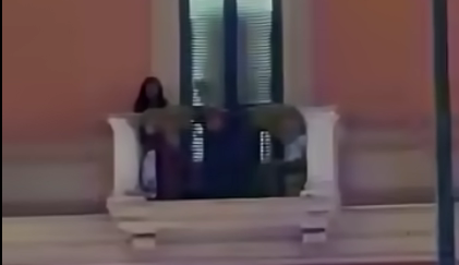 escort grida dal balcone per cercare aiuto