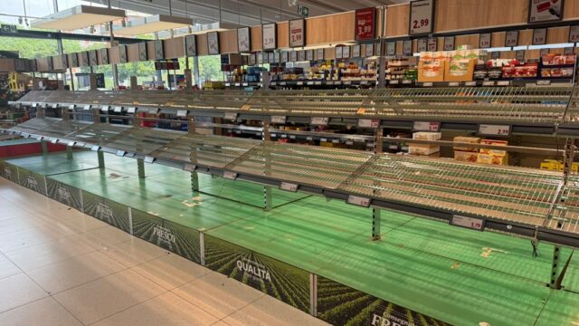 blocco tir scaffali supermercati vuoti