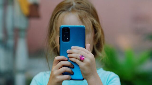 Secondo lo studio americano, c'è un collegamento tra uso dello smartphone e disturbi alimentari