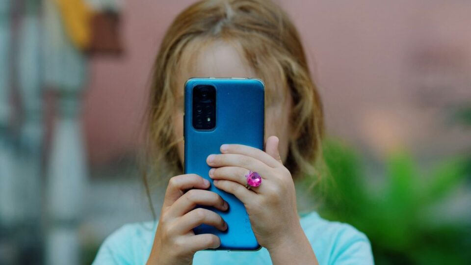 Secondo lo studio americano, c'è un collegamento tra uso dello smartphone e disturbi alimentari