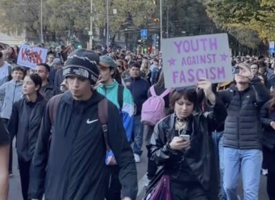 Il corteo pacifico che sfila per le strade di Milano