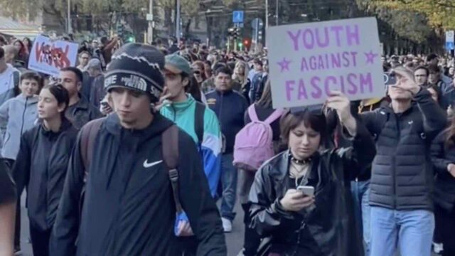 Il corteo pacifico che sfila per le strade di Milano