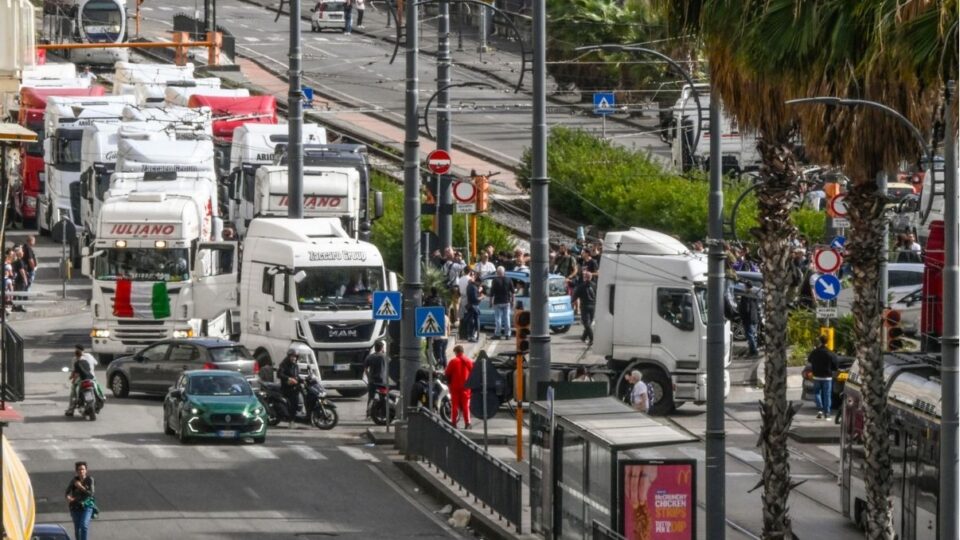 Corteo lento dei tir a Napoli in protesta contro le misure del governo