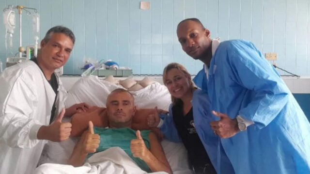 Alessandro di Battista con i medici che lo hanno salvato a Cuba