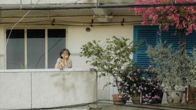 Donna chiusa dal compagno sul balcone