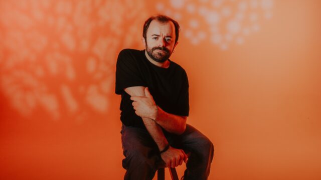 «Rifiuto l’etichetta di comico disabile, il palco è spietato e meritocratico»: la rabbia e il tabù della satira nello show di Francesco Fanucchi – L’intervista