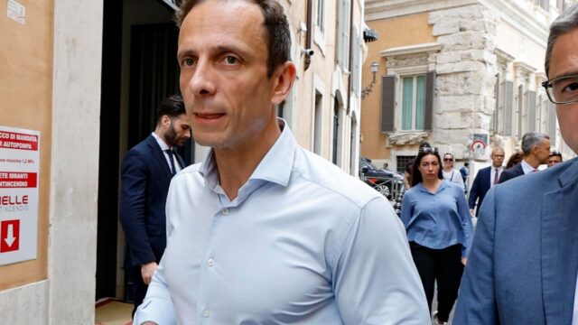 L'uomo aveva tentato di entrare in contatto con il presidente del Friuli