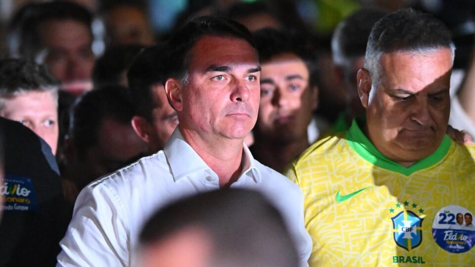 flavio-bolsonaro-sparito-passaporti