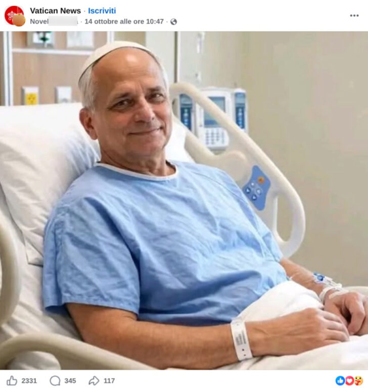 Screenshot di un post Facebook con l’immagine generata con l’IA di un uomo anziano con zucchetto bianco e camice azzurro in un letto d’ospedale
